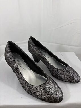 NWT Easy Street Women's Size 7 Metallic Black Silver Patterned 2 Inch Heel Pumps